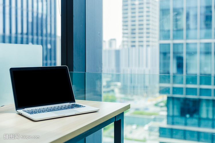 科技與人文的完美融合 公司辦公環境中的電腦一角